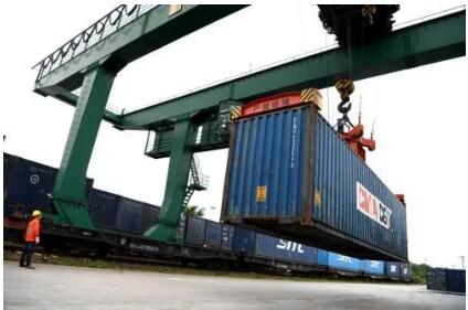 广西开行直达哈萨克斯坦的重型机械中欧班列