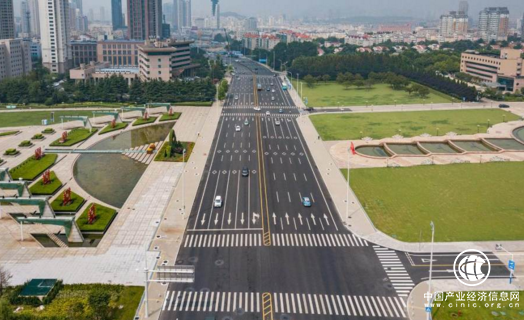 西海岸这条8.8公里主干道换“新装” 地铁1号线站点同框亮相