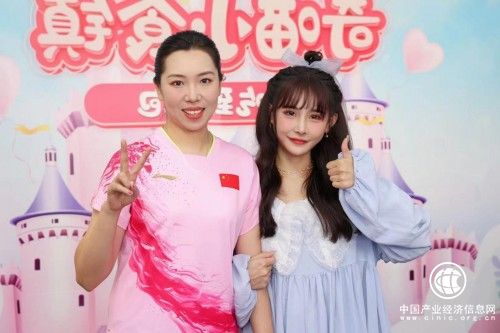 飚东北话、颠大蒜、发福利，奥运冠军李晓霞空降辛巴、猫妹妹直播间