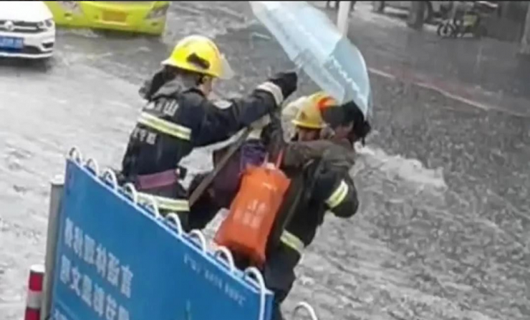 倾盆大雨中 济宁消防员上演最温暖的“公主抱”