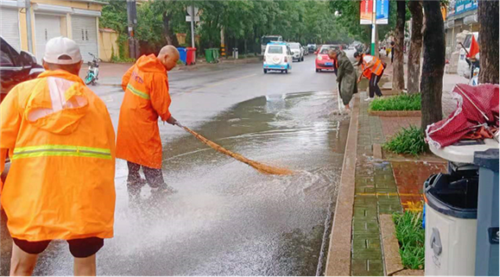 雨中，突现一道橙绿相间的风景
