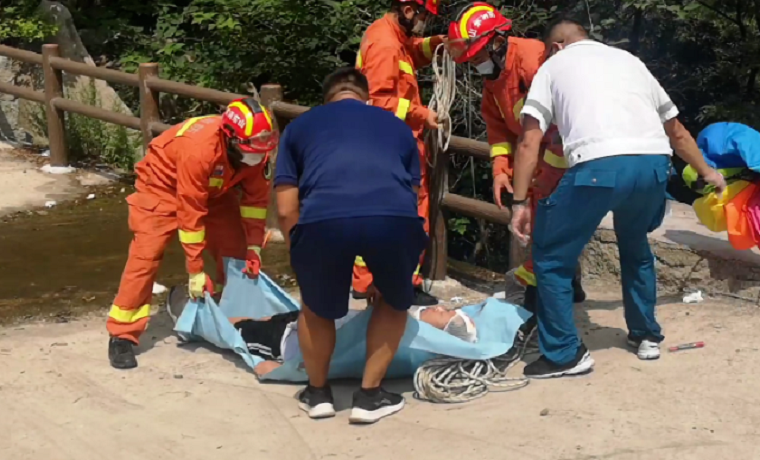 男子失足坠沟被困 济宁消防紧急救人