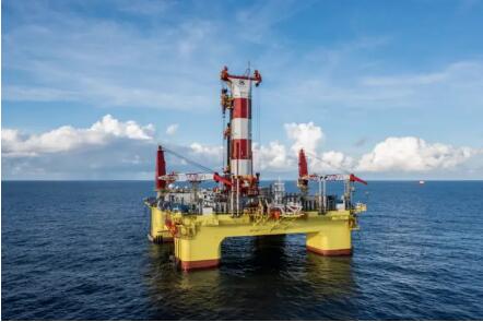 全球首艘智能深水钻井平台“深蓝探索”南海开钻