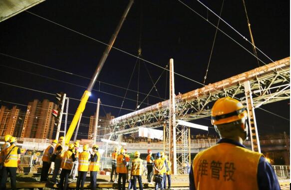 中国中铁电气化局运管公司淄博维管段顺利配合完成胶济客专上跨热力管道拆除一级施工