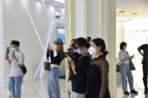 人民拍客走进青岛高新区 用短视频记录创新与活力