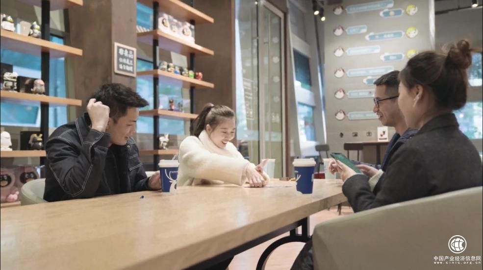 参与公益交友活动的青年在咖啡厅约会