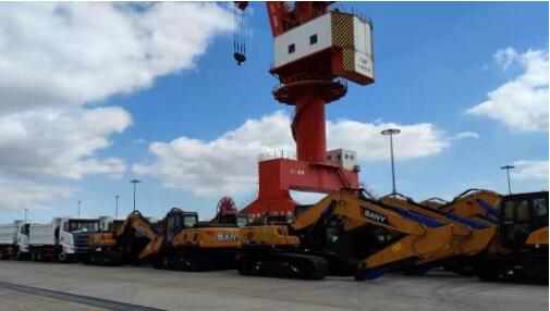 出海！140台高端工程机械装备从上海南港运往印尼雅加达