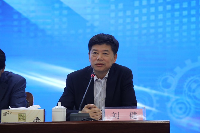 鲁南技师学院朱政旭同学代表全体参赛选手郑重宣誓,严格遵守赛场