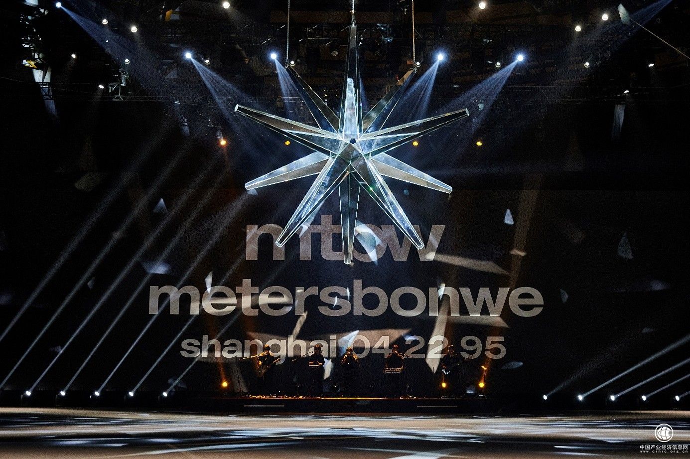 metersbonwe“锋芒新生”2022春夏系列发布大秀 不走寻常路，迸发#原生创造力#