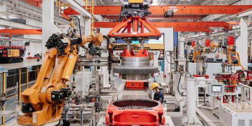 走进三一重工“灯塔工厂”：机器人“学会”熟练工技能