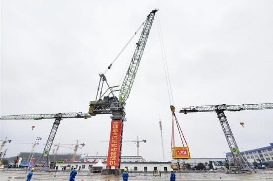 全球最大吨位上回转塔机在湖南常德下线