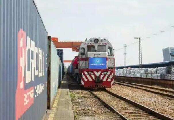 首列进口中欧班列“进博专列”抵沪