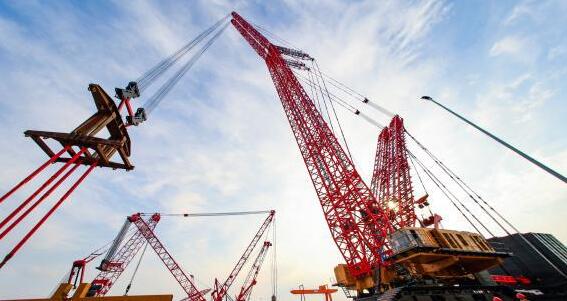 世界最大吨位履带起重机下线交付