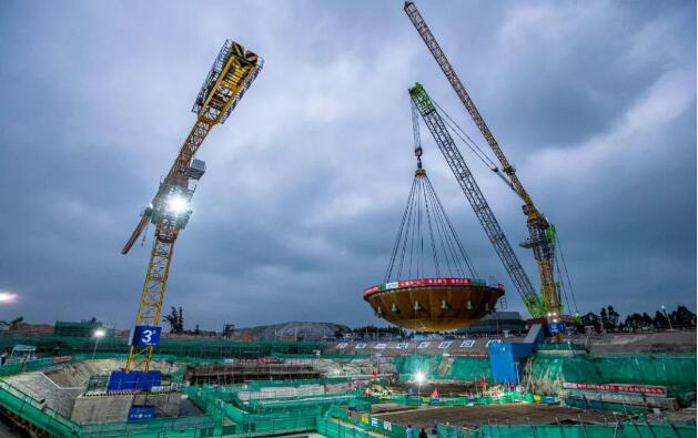 底气十足！玲龙一号全球首堆钢制安全壳底封头吊装成功