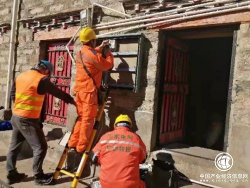 下户线改造 让四川雅江用户安全温暖过冬