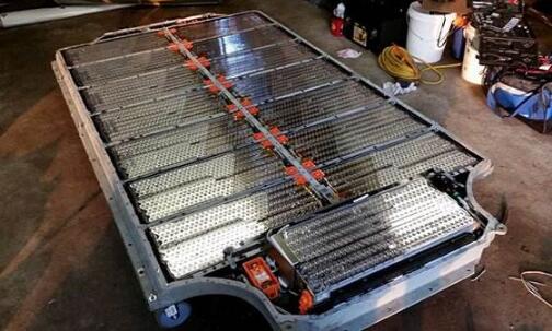 首批新能源汽车电池退役潮来了回收企业却“吃不饱”？