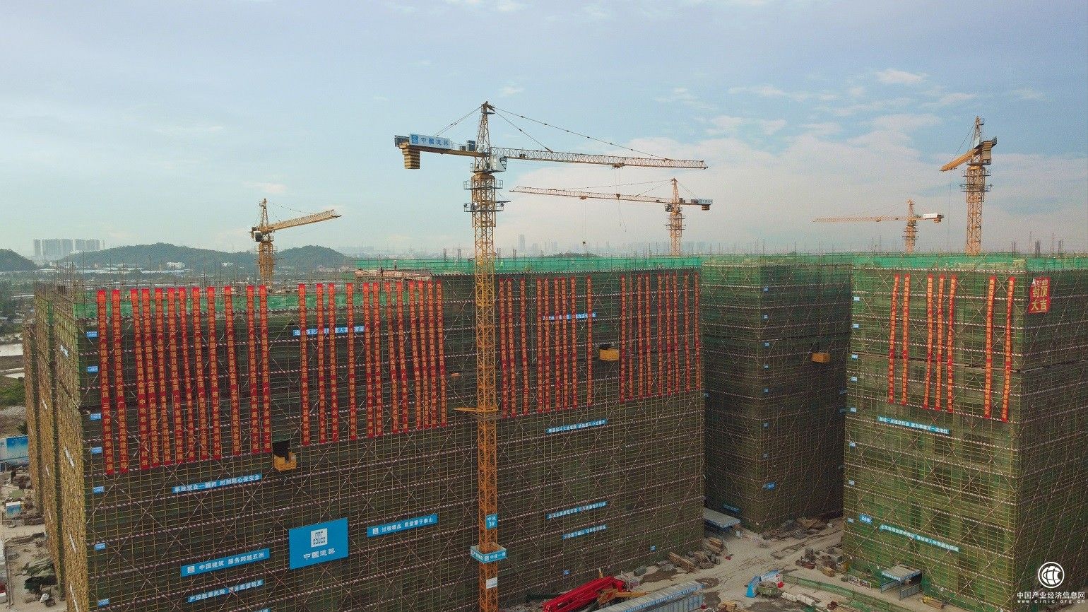 攻坚一线，擘画新篇！中建一局顺德工业园改造项目喜封金顶