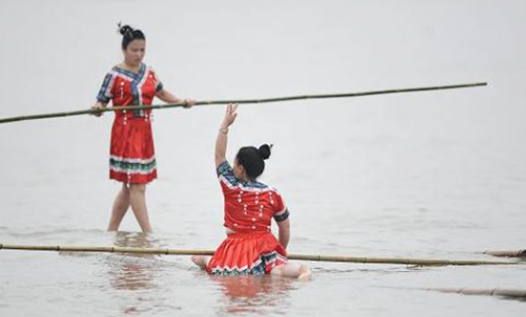 一竹载轻裳 起舞云水间