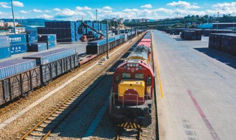 中老铁路新年首趟国际货物列车发车