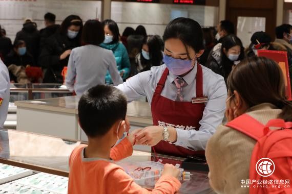  贺岁市场掀热潮，菜百股份元旦开门红