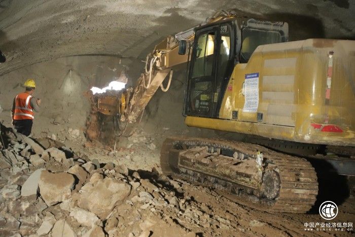 新年伊始金甬铁路3标段又一座隧道顺利贯通