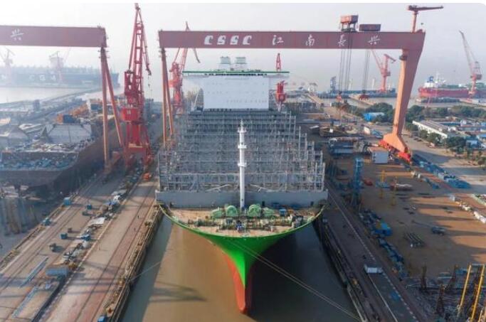 中国首制全球最大型24000TEU集装箱船出坞
