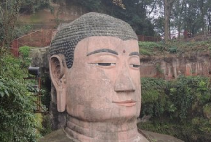 乐山大佛脸又花了 文保专家集体入川会诊