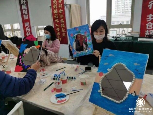  仙女镜DIY 绘出精彩生活——中荷人寿蜜丝会大连分会举办DIY仙女镜活动