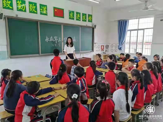  退伍不褪色 柔肩挑重担 ——记全市系统优秀共产党员贺丹