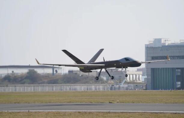 航空工业自主研制的“翼龙”-1E无人机首飞成功