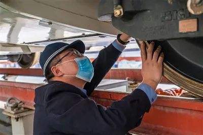 春节期间各行各业劳动者坚守岗位，保障平安幸福年