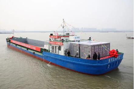 长江流域最大载重吨位电动货船首航