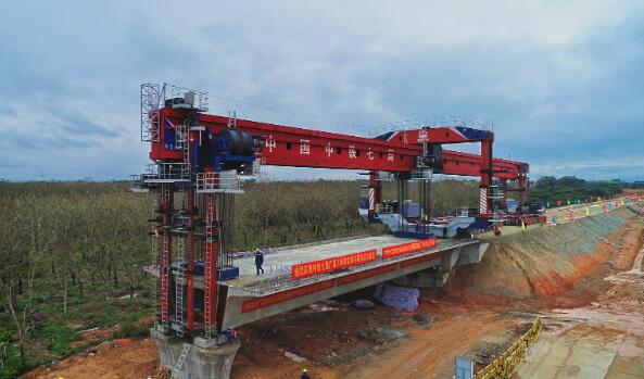 架桥新利器！千吨级桥梁运架装备“陆吾号”成功首架