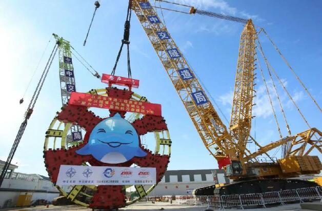 国内最大直径盾构机“聚力一号”刀盘下井