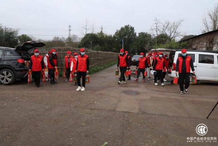 中铁十一局金甬项目开展学雷锋献爱心温情助残活动