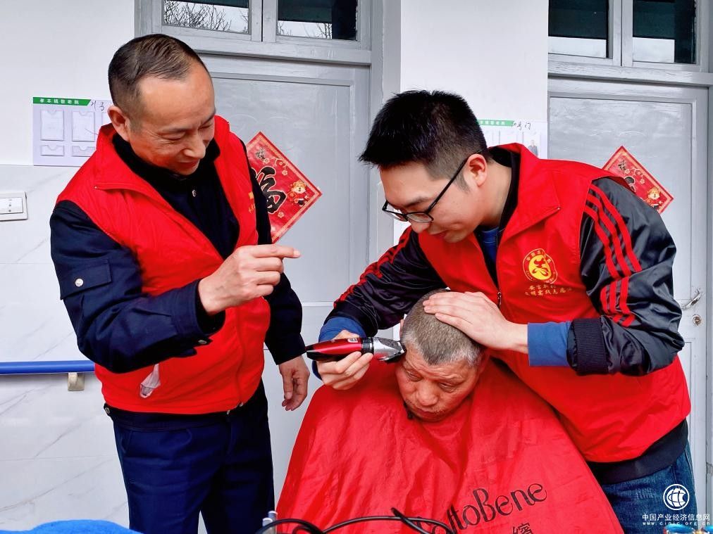  安吉县烟草专卖局：一抹红点燃“一片红” “香溢”志愿服队在行动