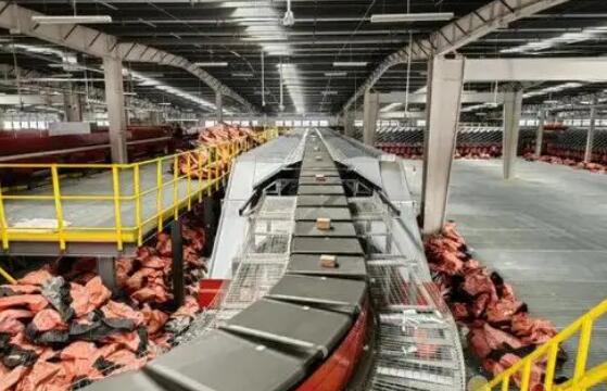 京东最大分拣中心亮相成都国际铁路港