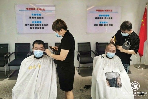  中建一局深圳颐城栖湾里项目 “爱心理发进工地”为职工解决头等大事