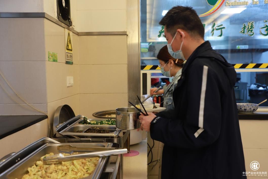  我为群众办实事 食堂服务暖人心