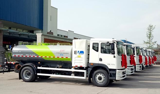 “东方红”纯电动环卫车扮靓“牡丹花城”
