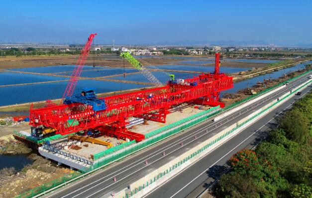 世界首台桩梁一体造桥机“共工号”投入使用 中国中铁研制