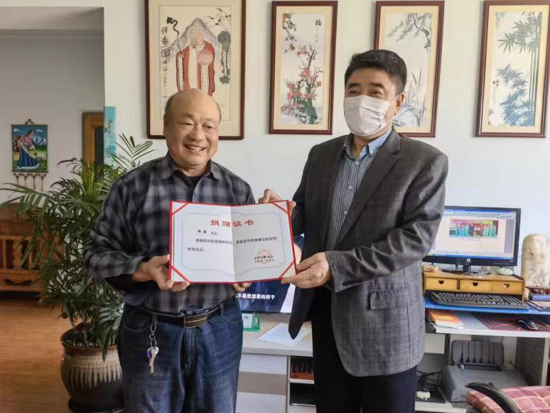 黑龙江富裕县委原通讯组长矫海向县档案馆捐赠46年间发表的新闻稿