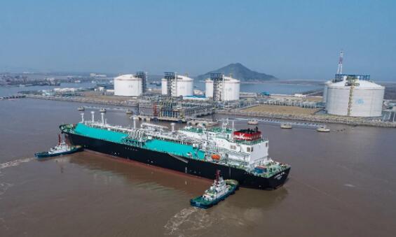 我国首艘江海联运型LNG船命名交付