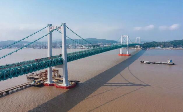 世界首座三塔四跨双层钢桁梁悬索桥建成通车