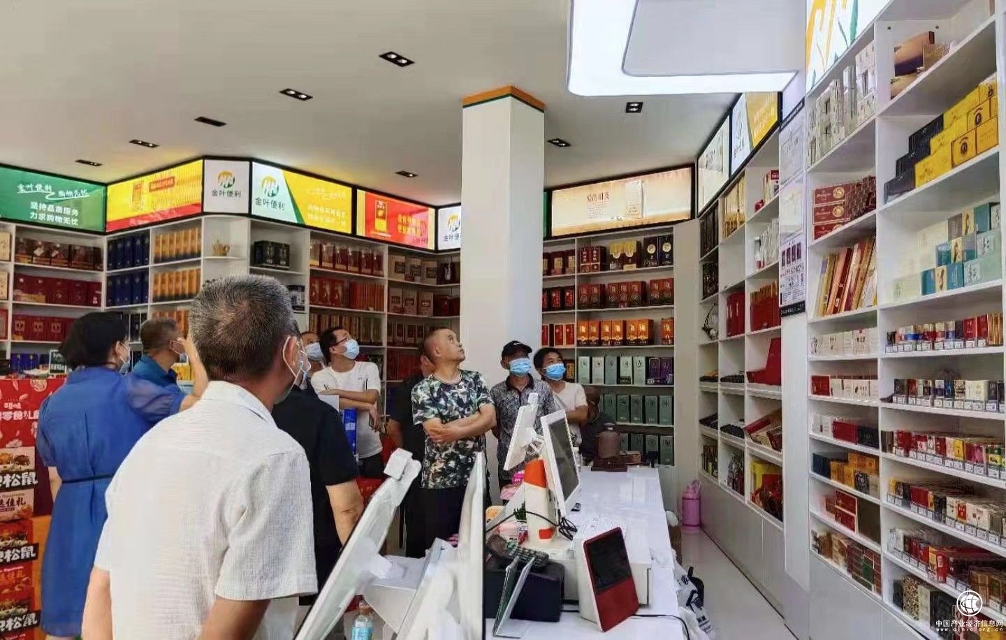 "嗯,我的店铺在烟草局的指导下也大变样了"……现场阵阵欢声笑语饱含