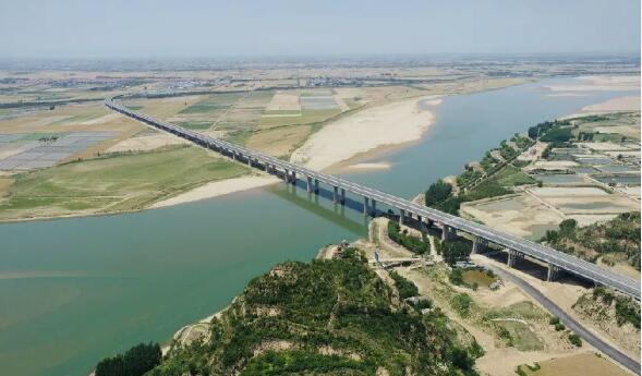 全国首座跨黄河装配式钢混梁大桥通车运营