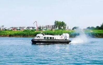 长江流域首艘全垫升气垫船下水试航