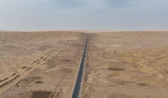 穿越塔克拉玛干 新疆乌尉公路包项目尉犁至且末公路通过交工验收