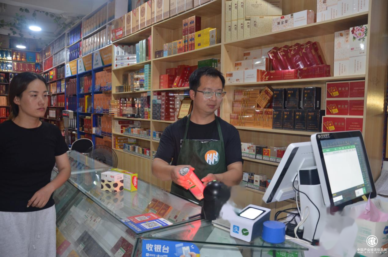 与周边乡村食杂店不同的是,他的"惠多多便利店"装潢精致,规划科学