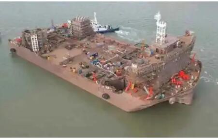 我国首艘2000吨级海上风电安装平台出坞下水